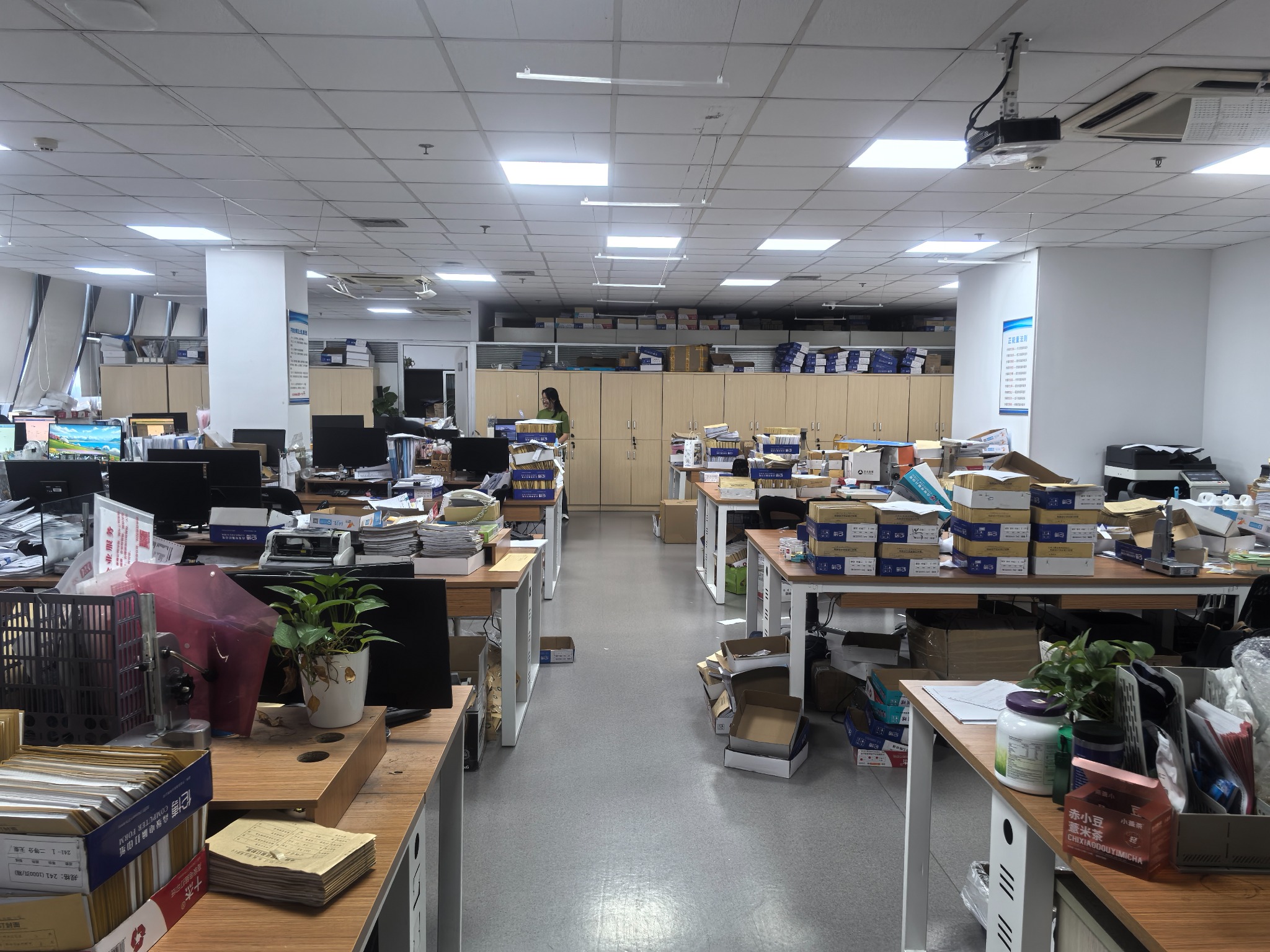 公司开放办公区全景